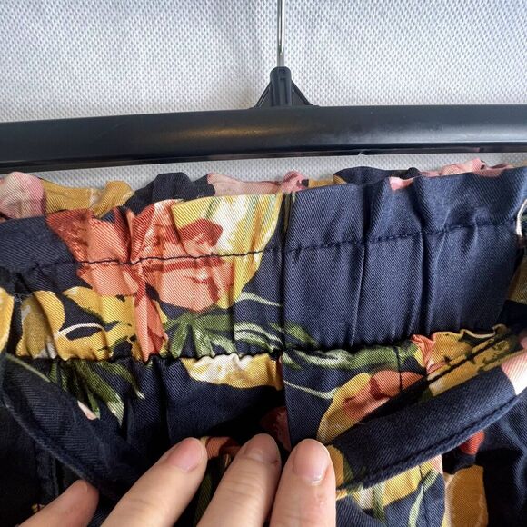 Time & Tru Navy Floral Print NWOT Paperbag Tencel Shorts Size Large (12-14) - Picture 5 of 11